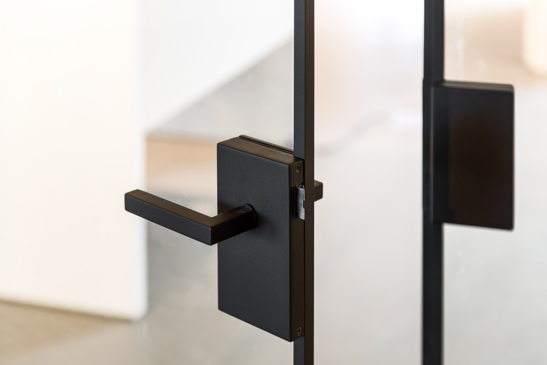 ZWARTE DEURGREEP GLAZEN DEUR