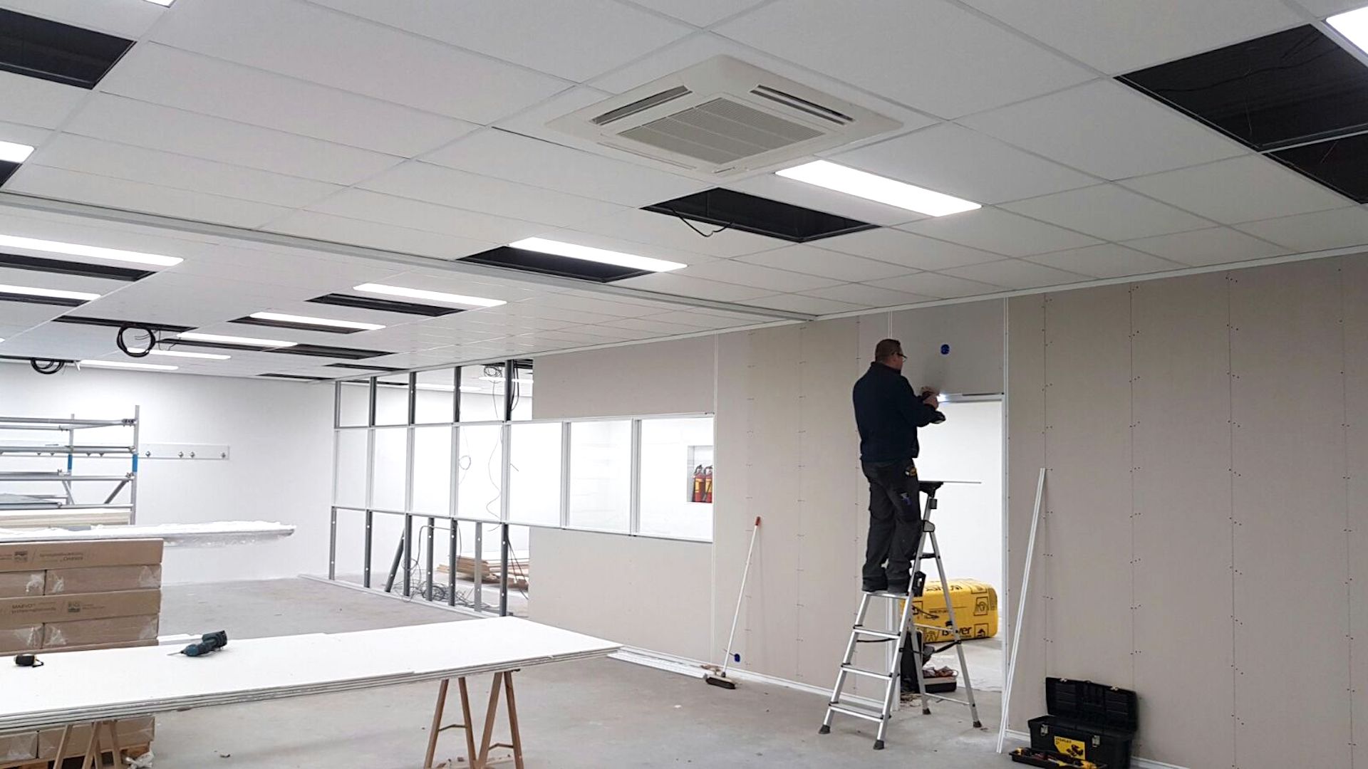 Metal-stud wand met ramen