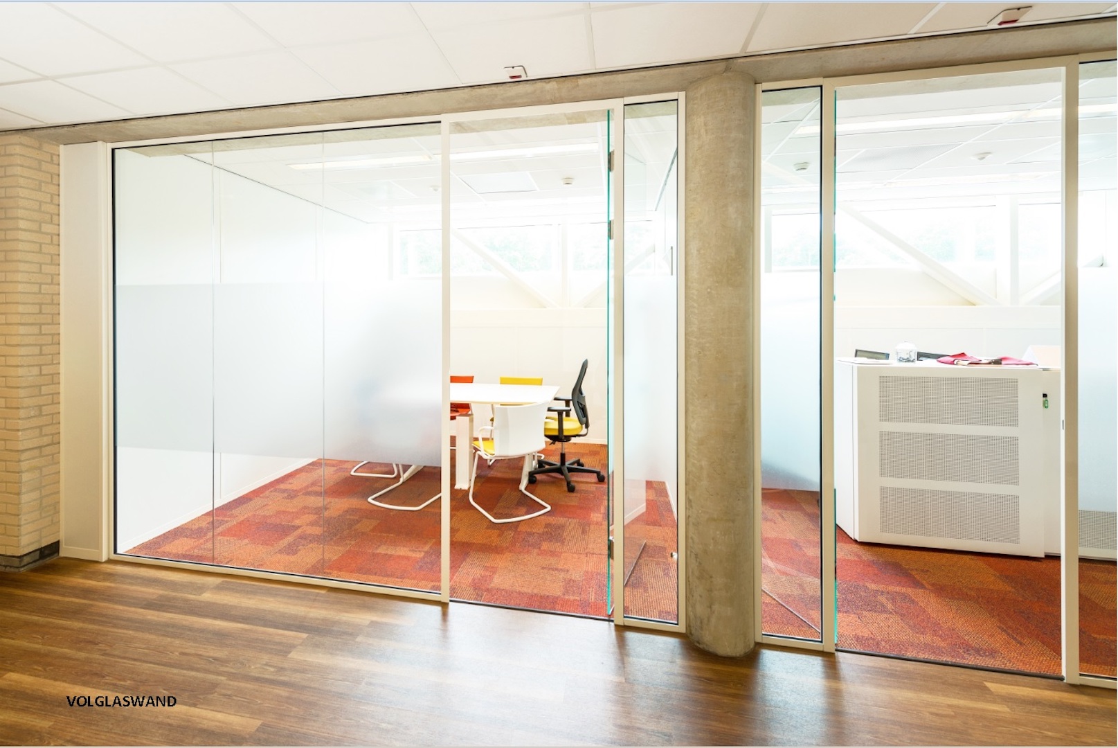 VOLGLASWAND MET WIT PROFIEL EN GLAZEN DEUREN